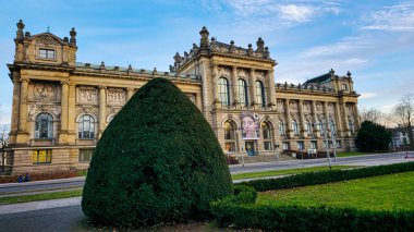 Hanover 'daki Aşağı Saksonya Eyalet Müzesi bahçeli açık gökyüzünün altında. Yüksek kalite fotoğraf