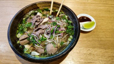 Pho Biftek, Tavuklu Biftek Köfte Köfte Geleneksel Vietnam eriştesi çorbası. Çubuklu şifalı otlar. Yüksek kalite fotoğraf