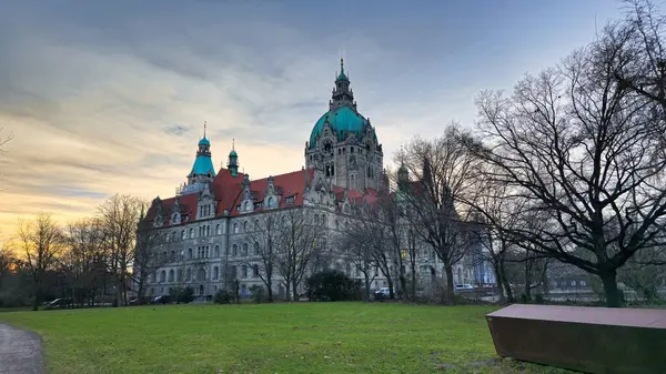 Hanover Maschpark 'ın yeni belediye binası gün batımında. Yüksek kalite fotoğraf
