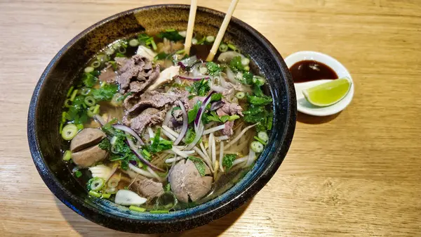 Pho Biftek, Tavuklu Biftek Köfte Köfte Geleneksel Vietnam eriştesi çorbası. Çubuklu şifalı otlar. Yüksek kalite fotoğraf