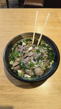 Pho Biftek, Tavuklu Biftek Köfte Köfte Geleneksel Vietnam eriştesi çorbası. Çubuklu şifalı otlar. Yüksek kalite fotoğraf