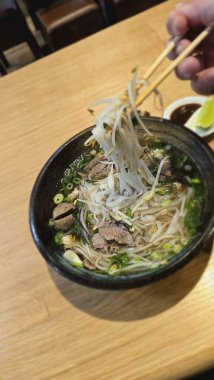 Pho Biftek, Tavuklu Biftek Köfte Köfte Geleneksel Vietnam eriştesi çorbası. Çubuklu şifalı otlar. Yüksek kalite fotoğraf