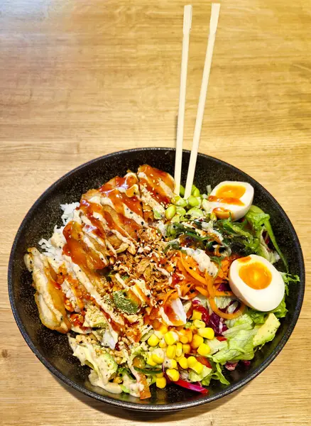 Büyük bir suşi kasesi, salata karışımı, avokado, fıstık, yosun salatası, kızarmış soğan, susam, lav proteini, mısır ve edamame. Yüksek kalite fotoğraf