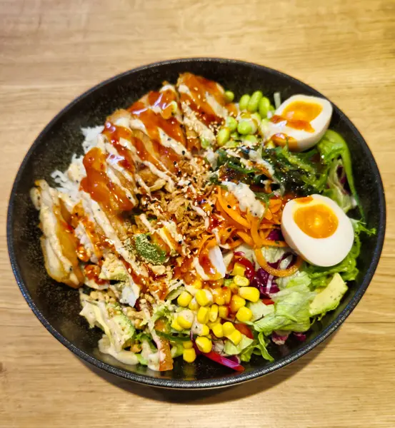 Büyük bir suşi kasesi, salata karışımı, avokado, fıstık, yosun salatası, kızarmış soğan, susam, lav proteini, mısır ve edamame. Yüksek kalite fotoğraf