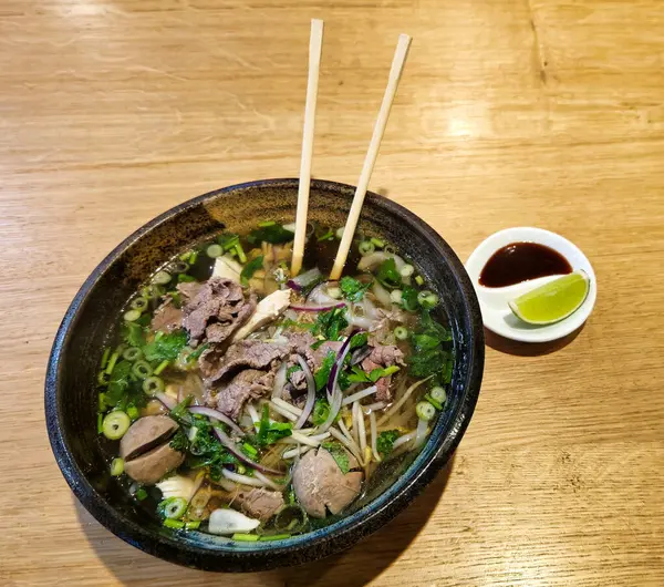 Pho Biftek, Tavuklu Biftek Köfte Köfte Geleneksel Vietnam eriştesi çorbası. Çubuklu şifalı otlar. Yüksek kalite fotoğraf