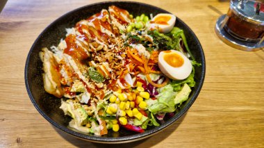 Büyük bir suşi kasesi, salata karışımı, avokado, fıstık, yosun salatası, kızarmış soğan, susam, lav proteini, mısır ve edamame. Yüksek kalite fotoğraf