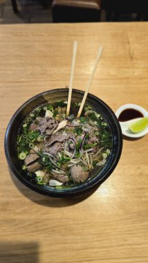 Pho Biftek, Tavuklu Biftek Köfte Köfte Geleneksel Vietnam eriştesi çorbası. Çubuklu şifalı otlar. Yüksek kalite fotoğraf