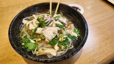 Pho Ga ChickEN Geleneksel Vietnam erişte çorbası. Yemek çubuklarıyla birlikte şifalı otlar. Yüksek kalite fotoğraf