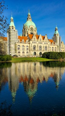 Hanover Maschpark yeni belediye binası göl suyunda güzel bir ağaç yansıması var. Yüksek kalite fotoğraf