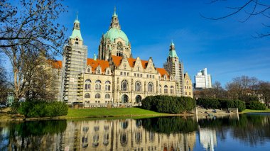 Hanover Maschpark yeni belediye binası göl suyunda güzel bir ağaç yansıması var. Yüksek kalite fotoğraf