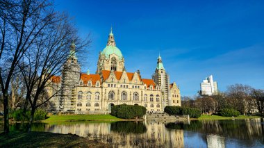 Hanover Maschpark yeni belediye binası göl suyunda güzel bir ağaç yansıması var. Yüksek kalite fotoğraf