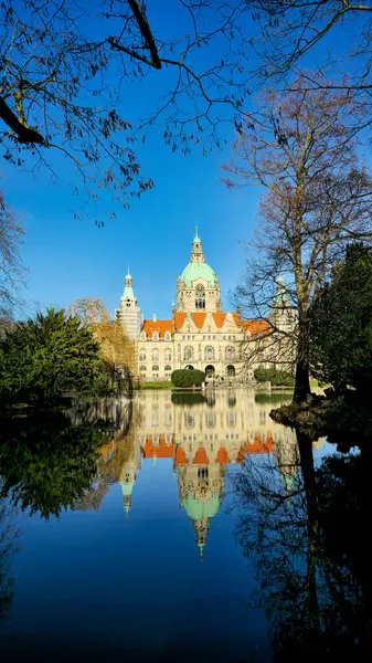 Hanover Maschpark yeni belediye binası göl suyunda güzel bir ağaç yansıması var. Yüksek kalite fotoğraf