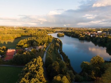 Obersee Bielefeld Göl, Çayırlık ve Orman manzaralı güneş ışığı İHA Kuzey Ren Westphalia 'yı vurdu. Yüksek kalite fotoğraf