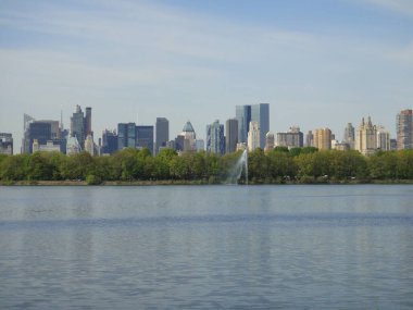 Central Park reservoir fontaine New York City skyline blue sky Manhattan USA. High quality photo clipart
