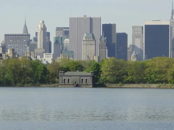 Central Park rezervuarı Yukarı Batı Yakası mavi gökyüzü Manhattan New York City ABD. Yüksek kalite fotoğraf