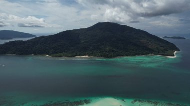 Koh Adang Tayland İHA 'sı yeşil mavi okyanus mercan kayalıklarıyla Koh Lipe kuzey sahilini vurdu. Yüksek kalite fotoğraf