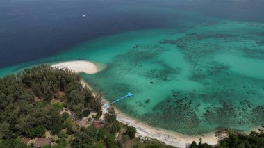 Koh Adang Tayland insansız hava aracı yeşil mavi okyanus mercan resifleri ve küçük adaları olan kumsalları vurdu. Yüksek kalite fotoğraf