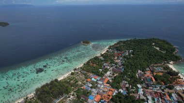 Koh Lipe Tayland insansız hava aracı yeşil okyanus mercan resifleri ve küçük adaları olan kumsalları vurdu. Yüksek kalite fotoğraf