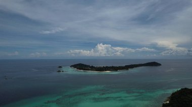 Koh Lipe Koh Adang Tayland insansız hava aracı yeşil mavi okyanus mercan resifleri ve küçük adaları olan plajları vurdu. Yüksek kalite fotoğraf