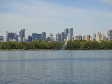 Central Park rezervuar fontaine New York City mavi gökyüzü Manhattan USA. Yüksek kalite fotoğraf