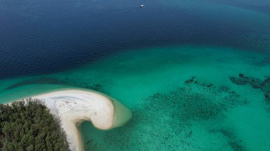 Koh Lipe Koh Adang Tayland insansız hava aracı yeşil mavi okyanus mercan resifleri ve küçük adaları olan plajları vurdu. Yüksek kalite fotoğraf