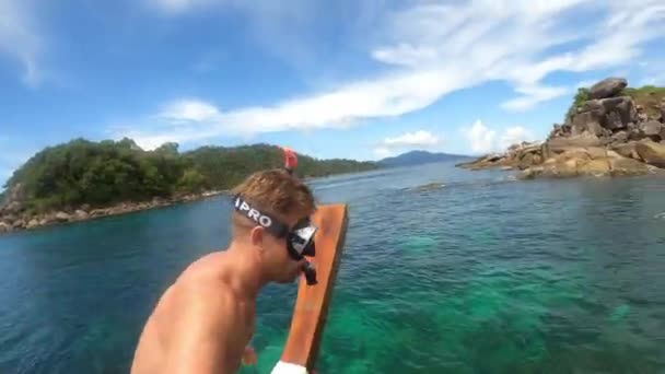 Man Shirt Jumps Ocean Thai Boat Snorkeling Ocean Wearing Mask — Stock Video