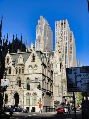 Kalabalık metropolün kalbinde, gökdelenler ve gökdelenlerle dolu bir şehir caddesi, Manhattan 2011 New York 2011 sayılı çarpıcı siluetinin arka planına 