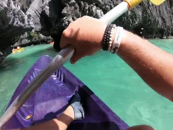 Godendo Ricreazione All Aperto Una Persona Pagaia Kayak Viola Attraverso — Video Stock