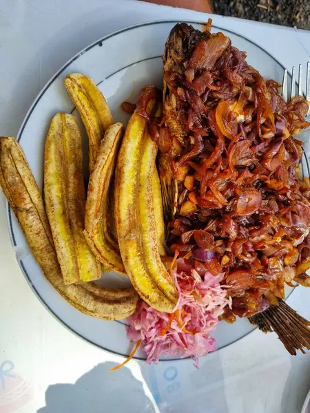 Tanzania African Dish Featuring Fried Plantains Fish Made Saba Bananas — Stock Photo, Image