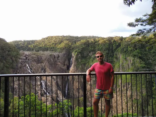 Barron Falls, renkli şortlu ve pembe tişörtlü Alman bir sarışınla izleme platformunda. Yüksek kalite fotoğraf