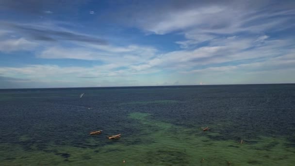Obraz Rozmazané Přírodní Krajiny Vodním Útvarem Modrou Oblohou Načechranými Hromadnými — Stock video