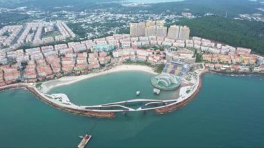 Suyla çevrili bir şehir, binalar ve ağaçlar doğal ortama karışıyor. Şehir tasarımı, okyanus ve gökyüzü manzaralı bu ada şehrinde doğayla birleşiyor. Phu Quoc Vietnam İtalyan.