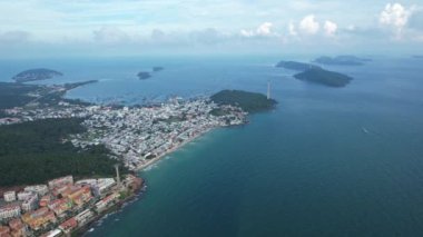 Gök mavisi sular ve diğer adalarla çevrili küçük bir adadaki cennet gibi bir şehir Phu Quoc Vietnam köyü Cable Car 'dan çekilen huzurlu ve pitoresk bir ortam yaratır.