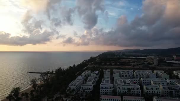 Захватывающий Вид Воздуха Город Пляж Закате Спокойной Природой Городским Дизайном — стоковое видео