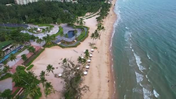 从空中俯瞰着布满棕榈树的沙滩 俯瞰着有几幢大楼的广阔水域和越南的富曲岛长滩自然景观 — 图库视频影像