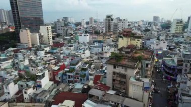 Yüksek binalar, yoğun trafik ve dağınık ağaçlarla dolu hareketli bir şehrin havadan görünüşü şehir tasarımı ve manzarasını yukarıdan gösteriyor Ho Chi Minh City Bui Vien Caddesi Vietnam