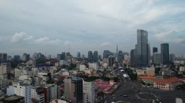 Bulutlu bir günde gökdelenleri ve bulutlu gökyüzü ile şehir manzarası... Ho Chi Minh Şehri Vietnam