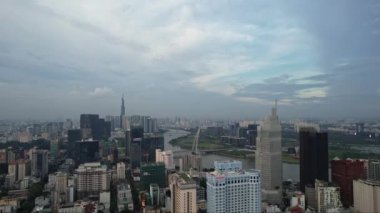 Nehir, gökdelenler ve köprü sergilenen bir şehrin hayranlık uyandıran havadan bakış açısı. Şehir manzarası, mimari harikalarla doğanın güzelliğini harmanlıyor.