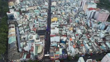 Yükselen gökdelenleri ve bereketli ağaçlarla çevrili sayısız binaları olan bir metropolü gözler önüne seren şehir manzarası, 5K hava manzaralı Ho Chi Minh City Bui
