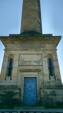 Bir ortaçağ mimari anıtı, önünde mavi bir kapı olan büyük taştan bir dikilitaş. Demiryolu gökyüzüne karşı dimdik duruyor. Hanover Almanya cephesinde kemer ve simetri sergiliyor.