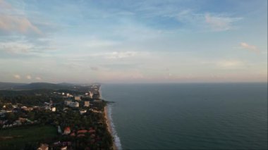 Gün batımında okyanusun nefes kesici hava manzarası, sudan çarpıcı turuncu ve pembe renkler yansıyor. Kümülüs bulutları gökyüzünü kaplayarak büyüleyici bir doğal manzara yaratır Phu Quoc Vietnam