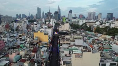 Gökyüzü ve bulutların bir zeminine kurulmuş sayısız gökdelen ve kule bloğu olan şehir manzarası, Ho Chi Minh City Bui Vien Caddesi Vietnam 'daki yerleşim alanındaki gayrimenkulleri gözler önüne seriyor.