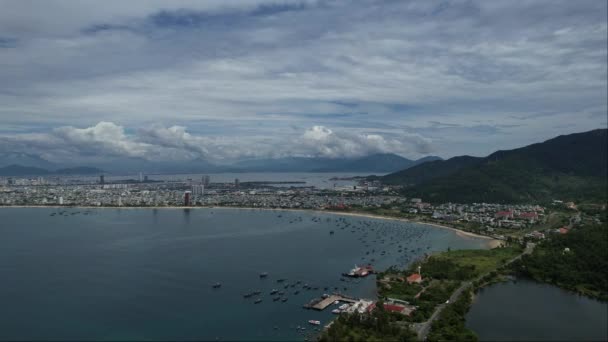 Una Vista Aérea Vasto Océano Con Una Ciudad Playa Nang — Vídeos de Stock