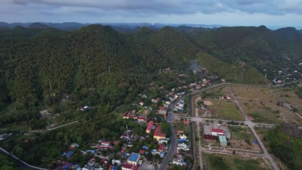 Sebuah Kota Kecil Yang Indah Terletak Antara Pegunungan Dan Kumpulan — Stok Video
