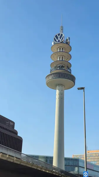 Een Torenhoge Uitkijktoren Skyline Van Stad Staat Hoog Met Een Stockfoto