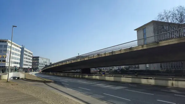 Bir mühendislik harikası, köprü yol boyunca uzanır ve arka planda bir şehir binası vardır. Bileşik madde yapısı aşağıdaki asfalt ve Hanover Almanya 'nın üstündeki gökyüzü ile çelişiyor.