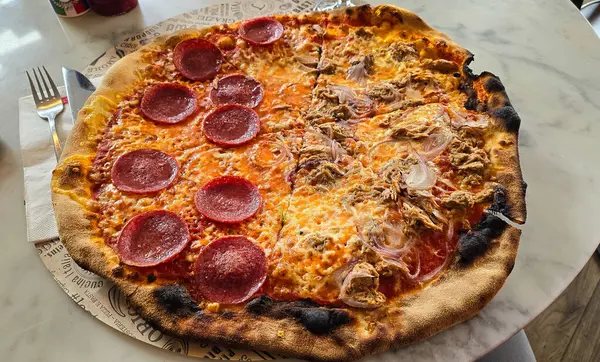 Een Heerlijke Pizza Belegd Met Salami Peperoni Tonijn Champignons Een Stockfoto