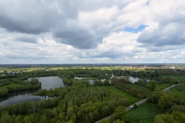 Een Natuurlijk Landschap Van Een Wolkenkrabber Uitzicht Met Een Weelderig Rechtenvrije Stockfoto's