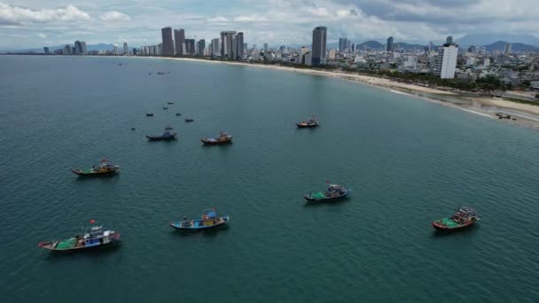Varios Barcos Flotan Pacíficamente Serena Superficie Vasto Océano Rodeados Por — Vídeos de Stock