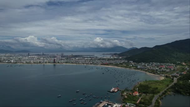 Vistas Aéreas Capturam Uma Cidade Cercada Por Montanhas Imponentes Águas — Vídeo de Stock